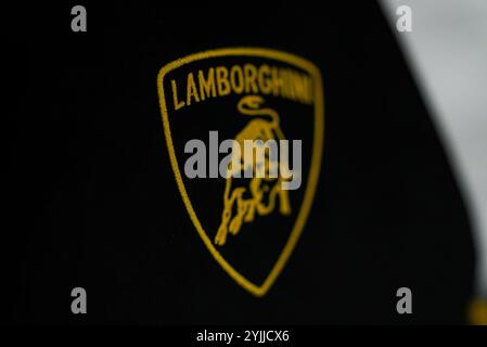 Gros plan du logo Lamborghini sur l'emblème Urus performante Banque D'Images