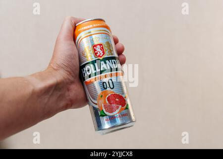 Tyumen, Russie-06 septembre 2024 : bière sans alcool, bouteilles Hollandia en magasin. Brassé en Hollande, depuis 1758 Banque D'Images