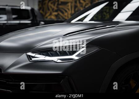 Gros plan de Lamborghini Urus performante avec finition noire mate Banque D'Images