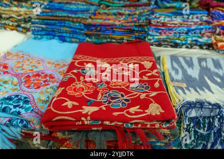 Un tas de foulards colorés avec un rouge, un bleu et un vert Banque D'Images