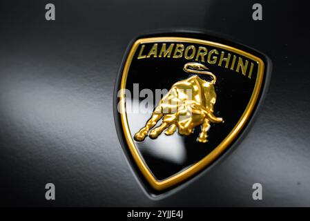 Gros plan de l'emblème Lamborghini sur Urus performante Banque D'Images