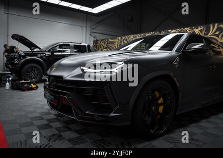 Gros plan de Lamborghini Urus performante dans un atelier automobile Banque D'Images