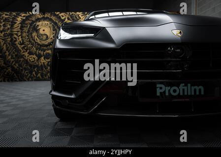 Gros plan de Lamborghini Urus performante dans la salle d'exposition intérieure Banque D'Images