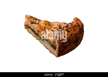 Morceaux de quiche avec saumon, épinards ou brocoli, sel et épices sur fond blanc Banque D'Images