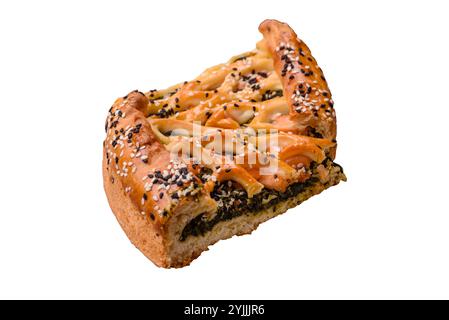 Morceaux de quiche avec saumon, épinards ou brocoli, sel et épices sur fond blanc Banque D'Images