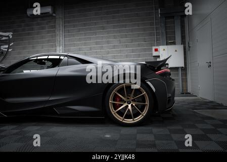 Vue latérale rapprochée de la McLaren 720S dans un garage haut de gamme Banque D'Images