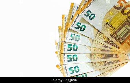 Partie du modèle du gros plan sur les billets de 50 euros. Financer de l'argent. Billets de banque de l'Union européenne. billets de 50 euros sur fond blanc. Argent liquide européen. C Banque D'Images