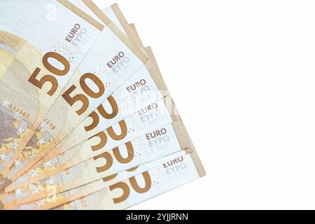 Partie du modèle du gros plan sur les billets de 50 euros. Financer de l'argent. Billets de banque de l'Union européenne. billets de 50 euros sur fond blanc. Argent liquide européen. C Banque D'Images