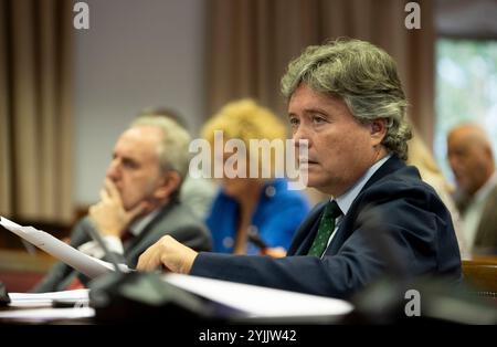 Madrid, le 24 octobre 2024. Le ministre Fernando Grande Marlaska comparaît devant le comité sénatorial chargé de l'affaire Koldo. Dans l'image, le sénateur populaire Luis Javier Santamaría Ruiz. Photo : Ignacio Gil. ARCHDC. Crédit : album / Archivo ABC / Ignacio Gil Banque D'Images