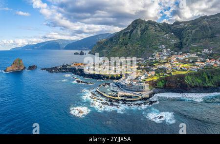 Paysage avec le village de Porto Moniz à l'île de Madère, Portugal Banque D'Images