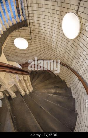 Escalier menant au niveau supérieur du balcon du Kirkgate Market Hall intérieur à Leeds, West Yorkshire Royaume-Uni Banque D'Images