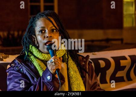 Londres, Royaume-Uni. 6 décembre 2017. Class War apportez des affiches à la manifestation devant la réunion du conseil de Kensington & Chelsea à la mairie de Kensington demandant à Shere est le membre déshonoré du conseil Rock Feilding-Mellen. La manifestation a exigé des réponses et des mesures de la part du conseil, près de six mois après l'incendie désastreux de la tour Grenfell. La manifestation a condamné l'incapacité du conseil à répondre comme il convient aux besoins des personnes touchées par l'incendie, et en particulier le fait que si peu de personnes ont été relogées, certaines familles entières étant encore dans une petite chambre d'hôtel. Les manifestants exigent que tous les survivants et ceux-là Banque D'Images