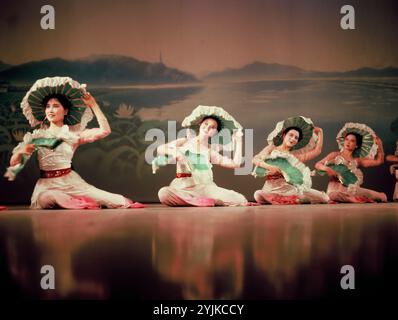 Chine. Zhejiang. Concert à Hangzhou. Danseuses féminines sur scène. Banque D'Images