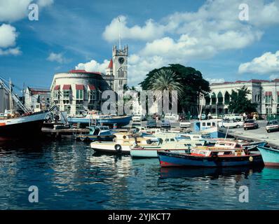 Barbade. Bridgetown. Le Careenage. Bateaux amarrés dans le port. années 1980 Banque D'Images