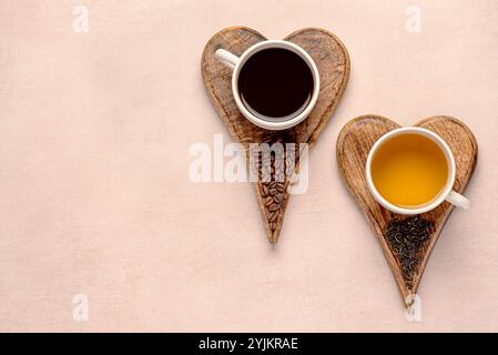 Photographie vierge de café noir et thé vert, caféine, americano, espresso, grains de café, thé aux herbes, choix de boisson ; boisson naturelle, coeur en bois Banque D'Images