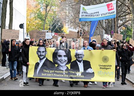 Stuttgart, Allemagne. 15 novembre 2024. Les étudiants et le personnel universitaire manifestent pour un meilleur financement universitaire. Partout au pays, des milliers d'étudiants ont attiré l'attention sur le financement futur de leurs universités pendant des jours et ont mis en garde contre des compressions redoutées valant des millions de dollars. Crédit : Franziska Kraufmann/dpa/Alamy Live News Banque D'Images