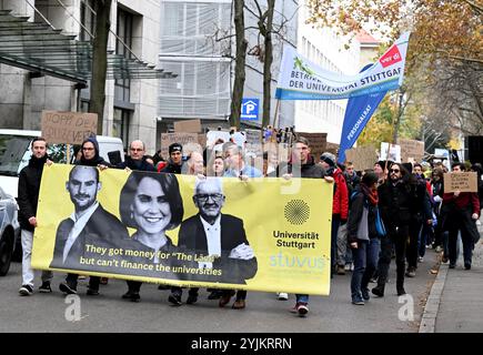 Stuttgart, Allemagne. 15 novembre 2024. Les étudiants et le personnel universitaire manifestent pour un meilleur financement universitaire. Partout au pays, des milliers d'étudiants ont attiré l'attention sur le financement futur de leurs universités pendant des jours et ont mis en garde contre des compressions redoutées valant des millions de dollars. Crédit : Franziska Kraufmann/dpa/Alamy Live News Banque D'Images