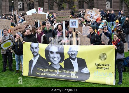 Stuttgart, Allemagne. 15 novembre 2024. Les étudiants et le personnel universitaire manifestent pour un meilleur financement universitaire. Partout au pays, des milliers d'étudiants ont attiré l'attention sur le financement futur de leurs universités pendant des jours et ont mis en garde contre des compressions redoutées valant des millions de dollars. Crédit : Franziska Kraufmann/dpa/Alamy Live News Banque D'Images