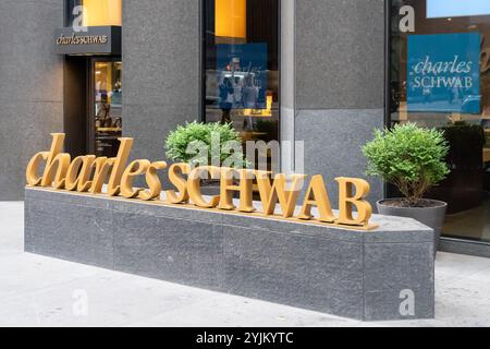 Un panneau Charles Schwab devant son immeuble de bureaux à New York, aux États-Unis. Banque D'Images