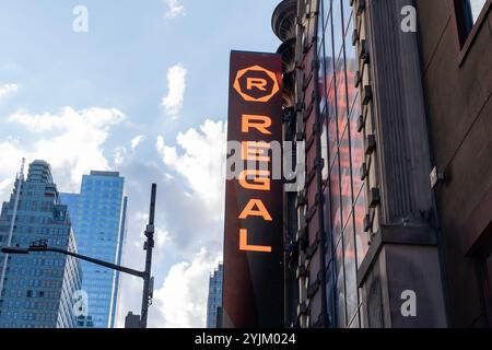 New York City, États-Unis - 18 août 2022 : logo Regal Cinemas sur le bâtiment de Times Square à New York City, États-Unis. Banque D'Images
