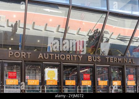 New York, NY, États-Unis - 20 août 2022 : une des entrées du terminal de bus Port Authority Midtown à New York, États-Unis Banque D'Images