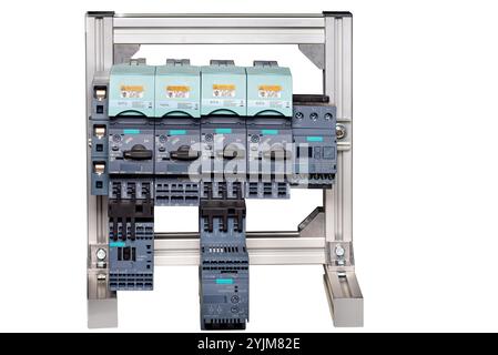 Conception innovante du panneau de commande présentant des composants électroniques avancés et une organisation efficace, isolé sur fond blanc. Banque D'Images