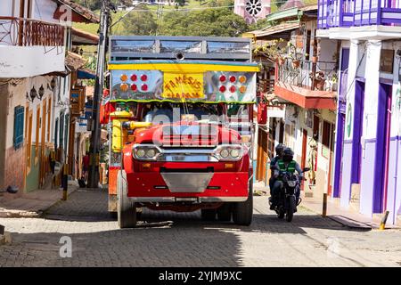 Jerico, Antioquia - Colombie. 25 octobre 2024. Chiva ou camion à échelle, transport traditionnel des villes colombiennes. Banque D'Images