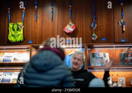 Gelsenkirchen, Allemagne. 15 novembre 2024. Divers articles de la campagne sont accrochés au mur. Les produits fabriqués à partir de bannières, de bavoirs et de drapeaux du Championnat d'Europe sont maintenant vendus quatre mois après le Championnat d'Europe de football. Le projet est présenté par la ville et les partenaires de coopération. Les profits iront à une bonne cause. Crédit : Fabian Strauch/dpa/Alamy Live News Banque D'Images