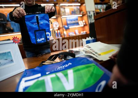 Gelsenkirchen, Allemagne. 15 novembre 2024. Un sac est montré à un client. Les produits fabriqués à partir de bannières, de bavoirs et de drapeaux du Championnat d'Europe sont maintenant vendus quatre mois après le Championnat d'Europe de football. Le projet est présenté par la ville et les partenaires de coopération. Les profits iront à une bonne cause. Crédit : Fabian Strauch/dpa/Alamy Live News Banque D'Images