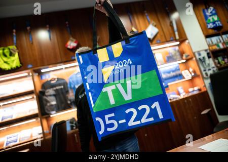 Gelsenkirchen, Allemagne. 15 novembre 2024. Un sac est montré à un client. Les produits fabriqués à partir de bannières, de bavoirs et de drapeaux du Championnat d'Europe sont maintenant vendus quatre mois après le Championnat d'Europe de football. Le projet est présenté par la ville et les partenaires de coopération. Les profits iront à une bonne cause. Crédit : Fabian Strauch/dpa/Alamy Live News Banque D'Images