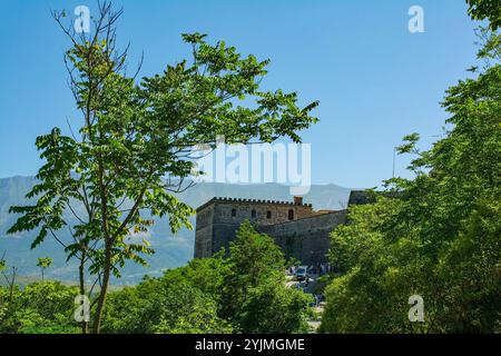 Le château historique de Gjirokaster dans le sud de l'Albanie, un site classé au patrimoine mondial de l'UNESCO. Cette section est la partie ottomane du début du XIXe siècle du château Banque D'Images