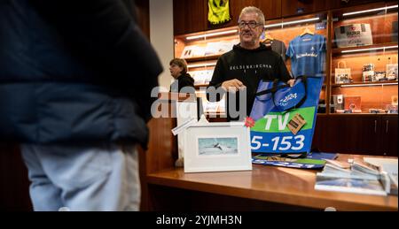 Gelsenkirchen, Allemagne. 15 novembre 2024. Employé Horst Berthold vend les produits. Les produits fabriqués à partir de bannières, de bavoirs et de drapeaux du Championnat d'Europe sont maintenant vendus quatre mois après le Championnat d'Europe de football. Le projet est présenté par la ville et les partenaires de coopération. Les profits iront à une bonne cause. Crédit : Fabian Strauch/dpa/Alamy Live News Banque D'Images