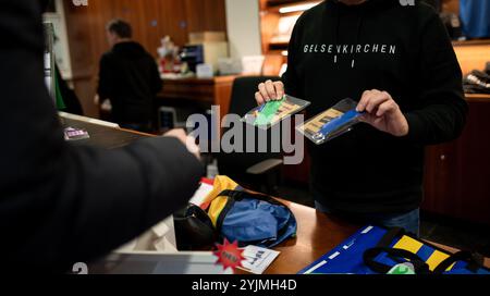 Gelsenkirchen, Allemagne. 15 novembre 2024. Employé Horst Berthold vend les produits. Les produits fabriqués à partir de bannières, de bavoirs et de drapeaux du Championnat d'Europe sont maintenant vendus quatre mois après le Championnat d'Europe de football. Le projet est présenté par la ville et les partenaires de coopération. Les profits iront à une bonne cause. Crédit : Fabian Strauch/dpa/Alamy Live News Banque D'Images