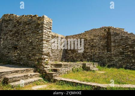 Le château historique de Gjirokaster dans le sud de l'Albanie, un site classé au patrimoine mondial de l'UNESCO. Cette section est la partie ottomane du début du XIXe siècle du château Banque D'Images