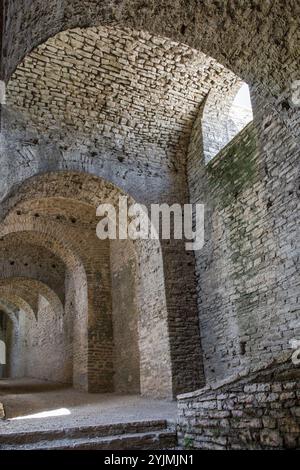 La Grande Galerie dans le site classé au patrimoine mondial de l'UNESCO Château de Gjirokaster, dans le sud de l'Albanie. Long couloir voûté du début du C19e avec des arcades en pierre Banque D'Images