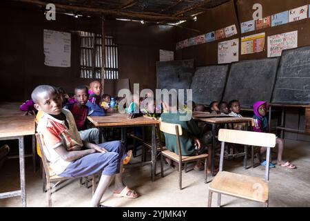 Un orphelinat en Afrique, une salle de classe d’éducation de fortune due aux impossibilités. Banque D'Images