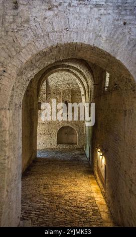 La Grande Galerie dans le site classé au patrimoine mondial de l'UNESCO Château de Gjirokaster, dans le sud de l'Albanie. Long couloir voûté du début du C19e avec des arcades en pierre Banque D'Images