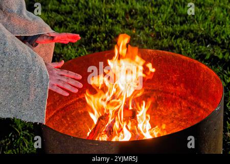 Feuer. DAS brennende Holz liefert in der Feuerschale eine angenehme Wärme. Traunstein Bayern Deutschland *** feu le bois brûlé fournit une chaleur agréable dans le bol de feu Traunstein Bavière Allemagne Copyright : xRolfxPossx Banque D'Images