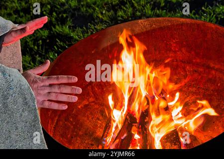 Feuer. DAS brennende Holz liefert in der Feuerschale eine angenehme Wärme. Traunstein Bayern Deutschland *** feu le bois brûlé fournit une chaleur agréable dans le bol de feu Traunstein Bavière Allemagne Copyright : xRolfxPossx Banque D'Images