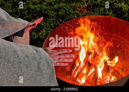 Feuer. DAS brennende Holz liefert in der Feuerschale eine angenehme Wärme. Traunstein Bayern Deutschland *** feu le bois brûlé fournit une chaleur agréable dans le bol de feu Traunstein Bavière Allemagne Copyright : xRolfxPossx Banque D'Images
