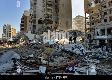 Beyrouth, Beyrouth, Liban. 15 novembre 2024. Les Libanais inspectent les destructions après qu'une frappe aérienne israélienne a rasé un bâtiment dans la région de Tayounieh, à la périphérie de la banlieue sud de Beyrouth. Israël a intensifié cette semaine les frappes aériennes contre la banlieue sud contrôlée par le Hezbollah - une escalade qui a coïncidé avec des indications de mouvement dans les contacts diplomatiques dirigés par les États-Unis en vue de mettre fin au conflit. (Crédit image : © Marwan Naamani/ZUMA Press Wire) USAGE ÉDITORIAL SEULEMENT! Non destiné à UN USAGE commercial ! Banque D'Images