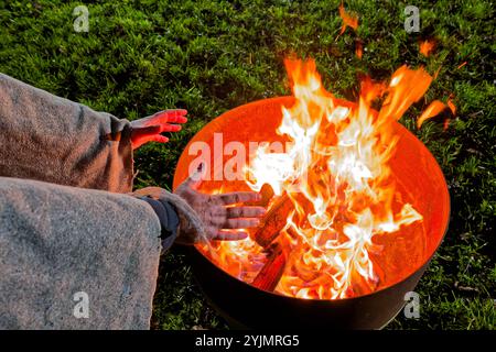 Feuer. DAS brennende Holz liefert in der Feuerschale eine angenehme Wärme. Traunstein Bayern Deutschland *** feu le bois brûlé fournit une chaleur agréable dans le bol de feu Traunstein Bavière Allemagne Copyright : xRolfxPossx Banque D'Images