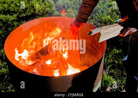 Feuer. DAS brennende Holz liefert in der Feuerschale eine angenehme Wärme. Traunstein Bayern Deutschland *** feu le bois brûlé fournit une chaleur agréable dans le bol de feu Traunstein Bavière Allemagne Copyright : xRolfxPossx Banque D'Images