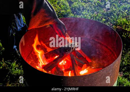 Feuer. DAS brennende Holz liefert in der Feuerschale eine angenehme Wärme. Traunstein Bayern Deutschland *** feu le bois brûlé fournit une chaleur agréable dans le bol de feu Traunstein Bavière Allemagne Copyright : xRolfxPossx Banque D'Images