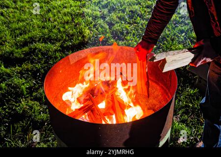 Feuer. DAS brennende Holz liefert in der Feuerschale eine angenehme Wärme. Traunstein Bayern Deutschland *** feu le bois brûlé fournit une chaleur agréable dans le bol de feu Traunstein Bavière Allemagne Copyright : xRolfxPossx Banque D'Images
