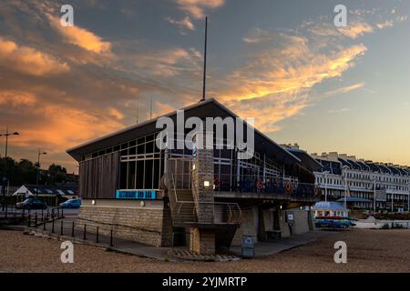 Le Waterfront Marina Curve au port de Douvres dans le Kent Banque D'Images