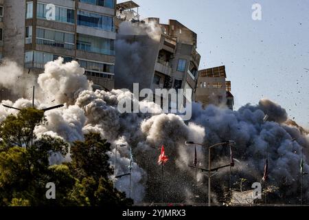 Beyrouth, Beyrouth, Liban. 15 novembre 2024. Une fumée abondante s'écoule lorsqu'un bâtiment s'effondre après avoir été pris pour cible par une frappe israélienne dans la région de Tayounieh, à la périphérie de la banlieue sud de Beyrouth. Israël a intensifié cette semaine les frappes aériennes contre la banlieue sud contrôlée par le Hezbollah - une escalade qui a coïncidé avec des indications de mouvement dans les contacts diplomatiques dirigés par les États-Unis en vue de mettre fin au conflit. (Crédit image : © Marwan Naamani/ZUMA Press Wire) USAGE ÉDITORIAL SEULEMENT! Non destiné à UN USAGE commercial ! Banque D'Images