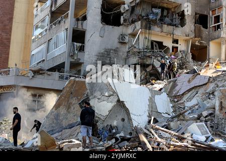 Beyrouth, Beyrouth, Liban. 15 novembre 2024. Les Libanais inspectent les destructions après qu'une frappe aérienne israélienne a rasé un bâtiment dans la région de Tayounieh, à la périphérie de la banlieue sud de Beyrouth. Israël a intensifié cette semaine les frappes aériennes contre la banlieue sud contrôlée par le Hezbollah - une escalade qui a coïncidé avec des indications de mouvement dans les contacts diplomatiques dirigés par les États-Unis en vue de mettre fin au conflit. (Crédit image : © Marwan Naamani/ZUMA Press Wire) USAGE ÉDITORIAL SEULEMENT! Non destiné à UN USAGE commercial ! Banque D'Images