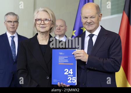 Professeur Dr Monika Schnitzer (Présidente du Conseil allemand des experts économiques) et Olaf Scholz (Chancelier de la République fédérale d'Allemagne, SPD) Banque D'Images