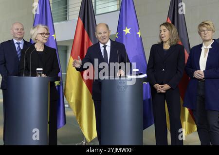 Professeure Dr Monika Schnitzer (présidente du Conseil allemand des experts économiques), professeure Achim Truger, professeure Martin Werding, professeure Veronika Grimm et P. Banque D'Images